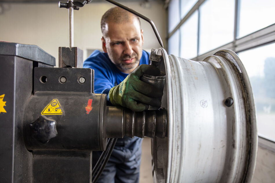 Machine wheels straightening Primex