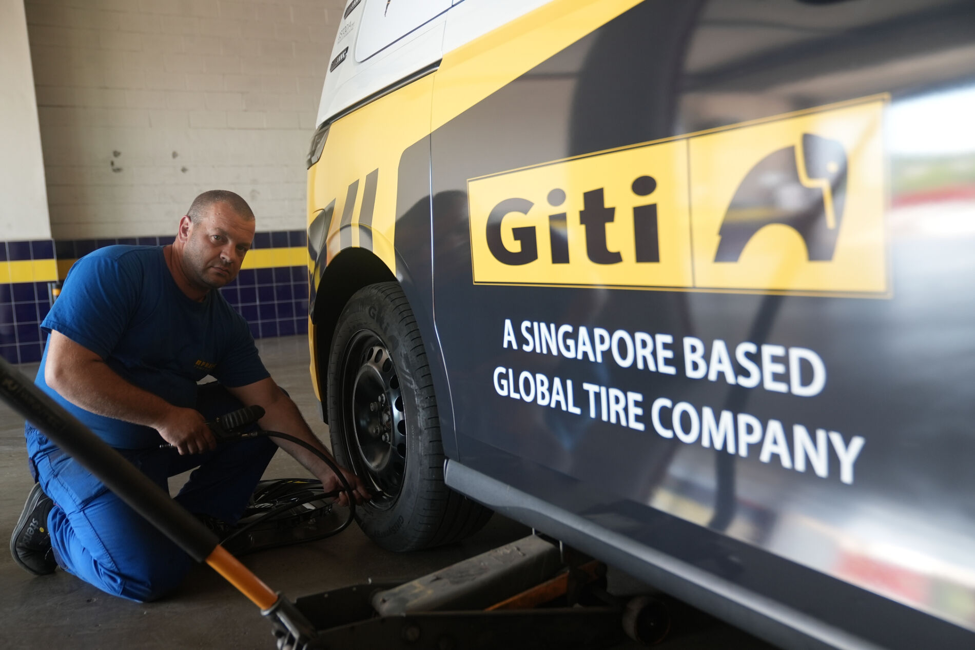 ПРИМЕКС посрещна опита за световен рекорд на ID. Buzz и Giti Tire